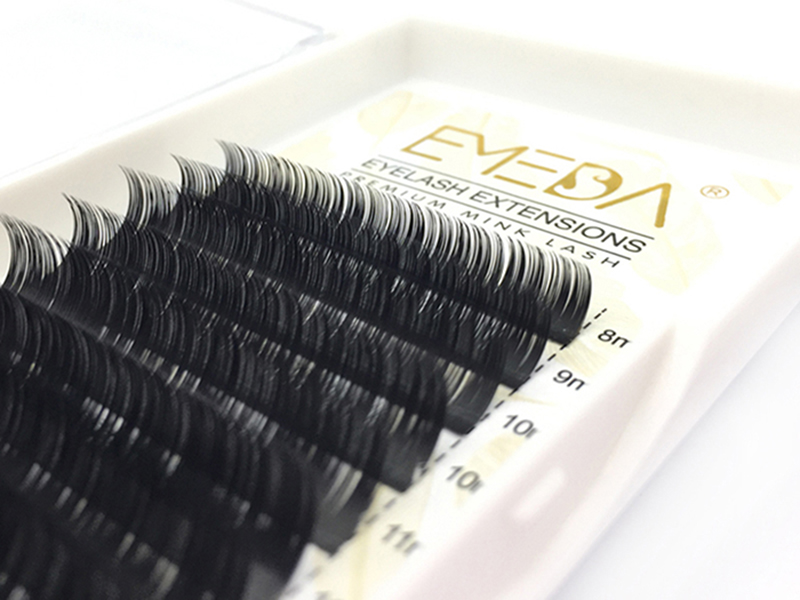 Silk-eyelash-extensions 01.jpg